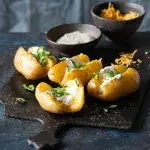 ,Pečené‘ plněné brambory se sýrem a jarní cibulkou