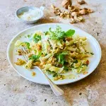 Penne s vlašskými ořechy a křupavými parmazánovými krutony