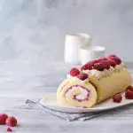 Piškotová roláda s malinami a vanilkovým krémem