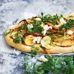 Pizza s kořenovou zeleninou a sýrem feta