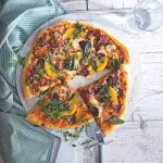 Pizza s dýňovo-rajčátkovou omáčkou, dýní a chorizem