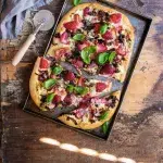 Pizza s modrým sýrem a jahodami