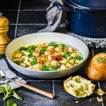 Polévka s kopřivami, bílými fazolemi a klobáskami