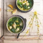 Polévka s hráškem, špenátem a krupicovými nočky