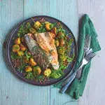 Pstruh se salátem s čočkou a pečenými bramborami