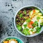 Quinoa s volským okem a avokádem