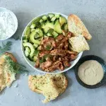 Řecká miska s kuřetem a tzaziki
