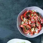 Rajčatový salát s cibulí