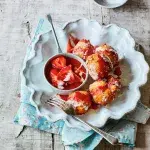 Ricottové koblížky s karamelovými jahodami a kardamomovým cukrem