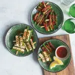 Špízy s grilovaným chřestem, chorizem a halloumi