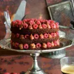 Šťavnatý čokoládový dort s ganache a malinami