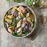 Salát s pečeným lososem a fazolkami