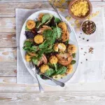 Salát s řepou, jablkem a smaženým kozím sýrem