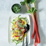 Salát s rebarborou, fenyklem a makrelou