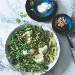 Salát s brokolicovým pestem a mozzarellou