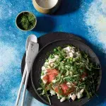 Salát s uzeným lososem a rukolou