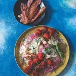 Salát se slaninou, baby špenátem a rajčátky