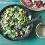 Salát z naklíčeného munga s okurkou