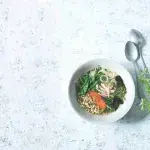 Salátová polévka z kuřecího vývaru