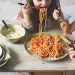 Špagety s červenou omáčkou