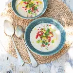 Studená fazolová polévka sypaná paprikou a kukuřicí Studená fazolová polévka sypaná paprikou a kukuřicí