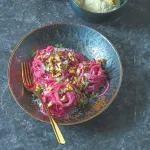 Těstoviny s omáčkou z červené řepy