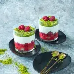 Tiramisu s bílou čokoládou, malinami a pistáciemi