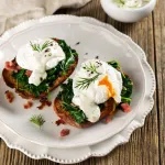 Toust se špenátem s kopřivami, ztraceným vejcem a hořčicovo-koprovou omáčkou