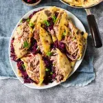 Trhané krůtí stehno na zelí a bramborové lokše