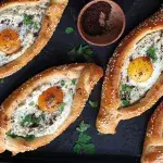 Turecké pide se sýrovou náplní a vejcem