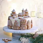 Vánoční perníkový dort zdobený malovanými perníčky