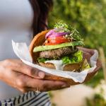 Veganské burgery s kešú majonézou a výhonky