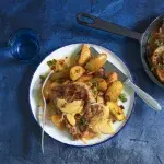 Vepřové kotlety s jablky a česnekovými bramborami