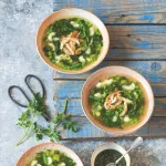 Zelená polévka s pestem a krupicovými nočky