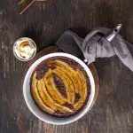 Obrácený banánový koláč z pánve