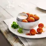 Bramborové krokety s paprikou a dipem ze zakysané smetany