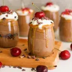 čokoládový pohár s třešněmi