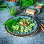 Bramborové noky s medvědím česnekem a pestem