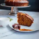 Medový chlebíček s datlemi a vlašskými ořechy