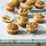 Svačinové muffiny se šunkou a sýrem