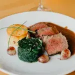 Hovězí na víně s brusinkami