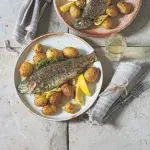 Pstruh na kmíně s petrželovými brambůrky