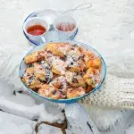 Křehké koláčky třemi náplněmi plněné, rumem a máslem potírané