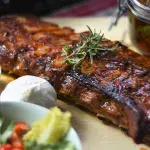 Lepkavá žebírka se salátem coleslaw a salsou