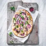 Tarte flambée s medvědím česnekem a bršlicí