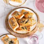 Špenátové taštičky s karamelizovanou cibulí