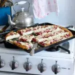 Kynutý koláč s tvarohem, rybízem a drobenkou Kynutý koláč s tvarohem, rybízem a drobenkou