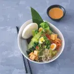 Salát gado gado s arašídovým dipem Salát gado gado s arašídovým dipem