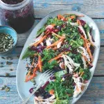 Salát s kysaným zelím a kuřecím masem