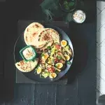 Salát s vejci a grilovaným lilkem